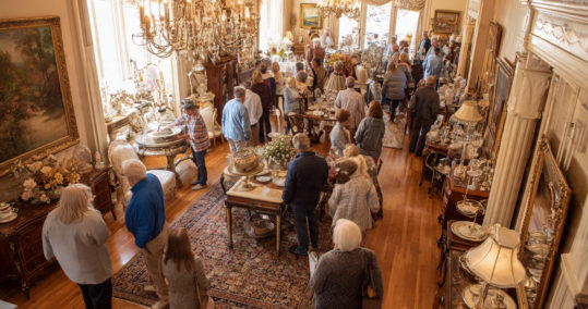 muchas_personas_comprando_muebles_antiguos_y_adornos-2 2